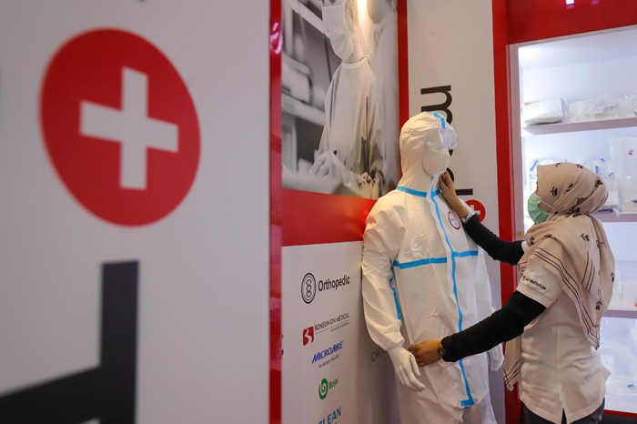 Pengunjung melihat produk peralatan kesehatan pada Indonesian Hospital Expo 2022 di Jakarta Convention Center (JCC), Senayan, Jakarta, Sabtu (29/1/2022).