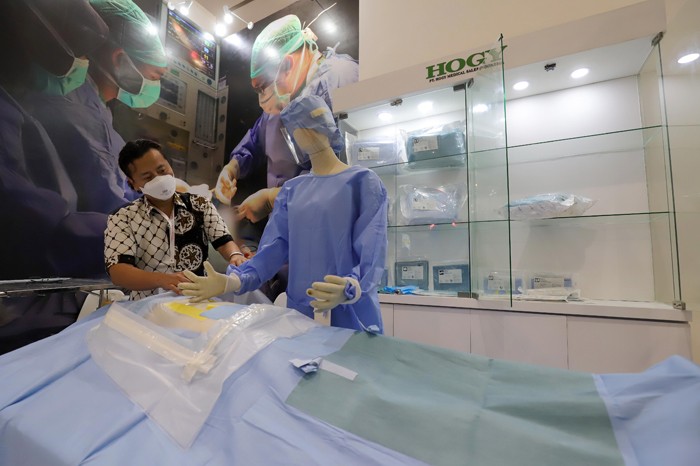 Pengunjung melihat produk peralatan kesehatan pada Indonesian Hospital Expo 2022 di Jakarta Convention Center (JCC), Senayan, Jakarta, Sabtu (29/1/2022).