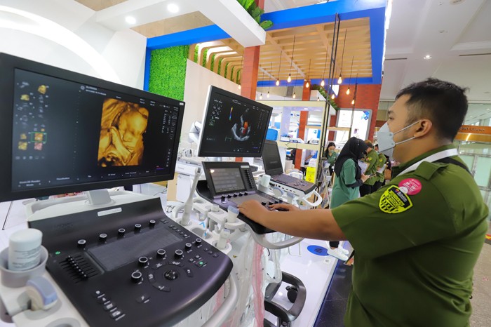 Pengunjung melihat produk peralatan kesehatan pada Indonesian Hospital Expo 2022 di Jakarta Convention Center (JCC), Senayan, Jakarta, Sabtu (29/1/2022).