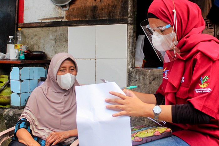 Pendamping PKH Jakarta Selatan melakuan pemutakhiran data bagi Keluarga Penerima Manfaat (KPM) Program Keluarga Harapan di Jakarta Selatan, Jumat, (28/1/2022).
