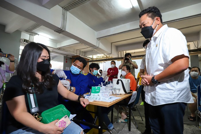 Wakil Ketua Komisi IX DPR Charles Honoris berbincang dengan masyarakat yang disuntik vaksinasi booster di GKII Jembatan Dua, Pejagalan, Jakarta Utara.