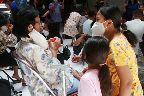 Suasana haru terekam dalam kegiatan Bakti Basuh Kaki yang digelar Perkumpulan Sosial Boen Hian Tong di Jalan Gang Pinggir kawasan Pecinan Semarang.