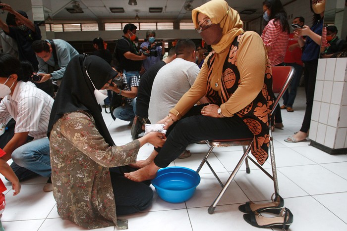 Suasana haru terekam dalam kegiatan Bakti Basuh Kaki yang digelar Perkumpulan Sosial Boen Hian Tong di Jalan Gang Pinggir kawasan Pecinan Semarang.