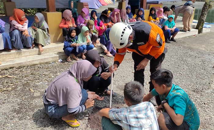 DMC Dompet Dhuafa memberikan materi mitigasi dan kesiapsiagaan bencana Erupsi Gunung Api pada acara kemah ceria.