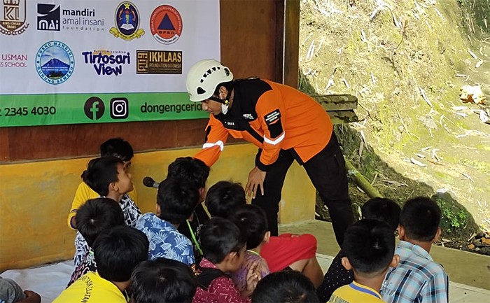 DMC Dompet Dhuafa memberikan materi mitigasi dan kesiapsiagaan bencana Erupsi Gunung Api pada acara kemah ceria.