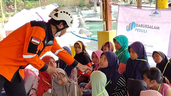 DMC Dompet Dhuafa memberikan materi mitigasi dan kesiapsiagaan bencana Erupsi Gunung Api pada acara kemah ceria.