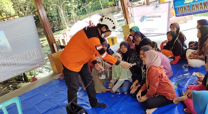 DMC Dompet Dhuafa memberikan materi mitigasi dan kesiapsiagaan bencana Erupsi Gunung Api pada acara kemah ceria.