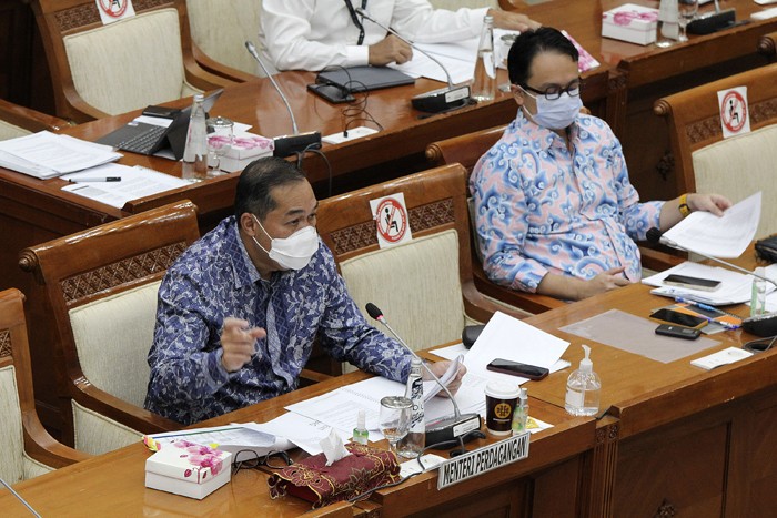 Menteri Perdagangan Muhammad Lutfi (kiri) dan Wakil Menteri Perdagangan Jerry Sambuaga mengikuti rapat kerja dengan Komisi VI DPR di Kompleks Parlemen.
