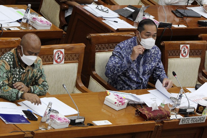 Menteri Perdagangan Muhammad Lutfi (kiri) dan Wakil Menteri Perdagangan Jerry Sambuaga mengikuti rapat kerja dengan Komisi VI DPR di Kompleks Parlemen.
