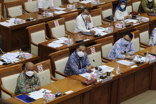Menteri Perdagangan Muhammad Lutfi (kiri) dan Wakil Menteri Perdagangan Jerry Sambuaga mengikuti rapat kerja dengan Komisi VI DPR di Kompleks Parlemen.