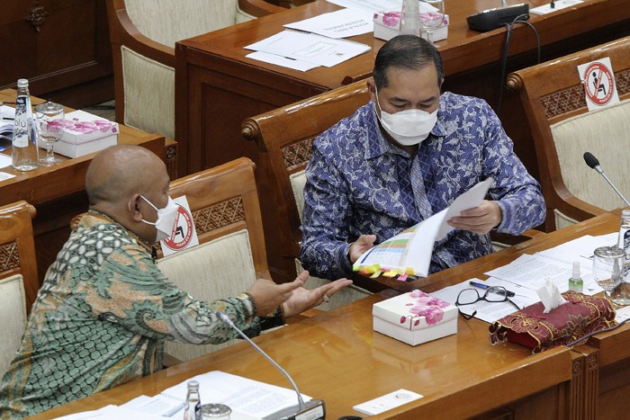Menteri Perdagangan Muhammad Lutfi (kiri) dan Wakil Menteri Perdagangan Jerry Sambuaga mengikuti rapat kerja dengan Komisi VI DPR di Kompleks Parlemen.