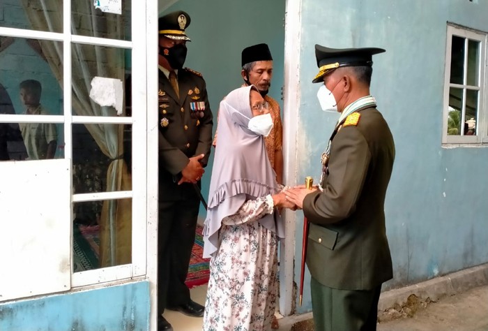 Pangdam XVI/Pattimura Mayjen TNI Richard Tampubolon hari ini, Sabtu (29/01/2022) memimpin langsung prosesi pemakaman militer Praka Rahman Tomilawa.