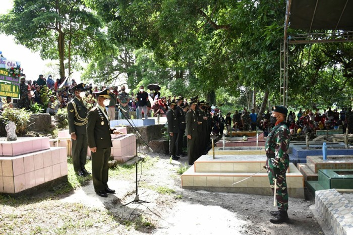 Pangdam XVI/Pattimura Mayjen TNI Richard Tampubolon hari ini, Sabtu (29/01/2022) memimpin langsung prosesi pemakaman militer Praka Rahman Tomilawa.