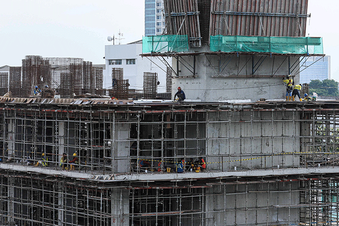 Pekerja beraktivitas di proyek pembangunan gedung Kejaksaan Agung Republik Indonesia di Jakarta Selatan, Senin (31/1/2021).