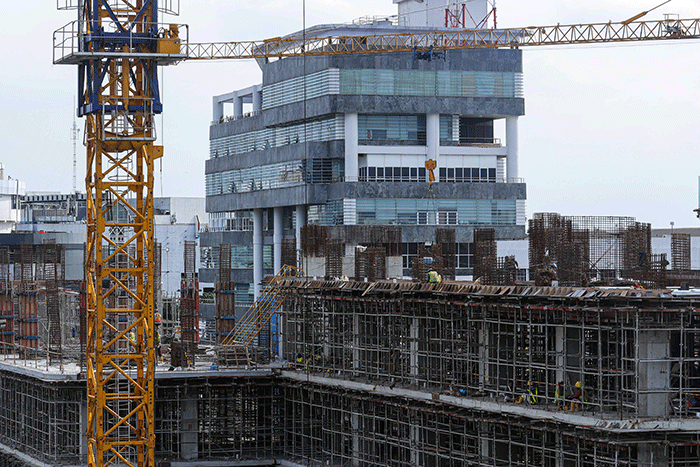 Pekerja beraktivitas di proyek pembangunan gedung Kejaksaan Agung Republik Indonesia di Jakarta Selatan, Senin (31/1/2021).