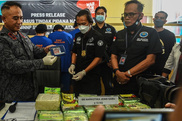 Tiga tersangka diamankan di Kantor Badan Narkotika Nasional Provinsi (BNNP) Sumsel Jalan Gubernur H Bastari, Palembang, Senin (31/1/2022).