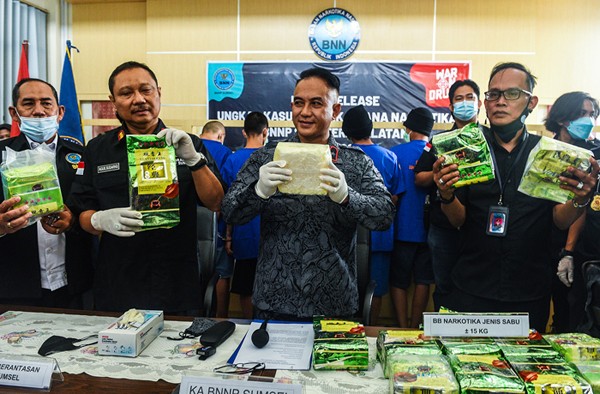 Tiga tersangka diamankan di Kantor Badan Narkotika Nasional Provinsi (BNNP) Sumsel Jalan Gubernur H Bastari, Palembang, Senin (31/1/2022).