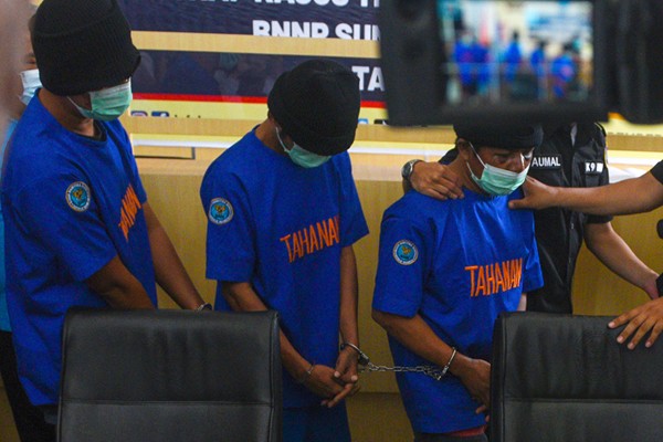 Tiga tersangka diamankan di Kantor Badan Narkotika Nasional Provinsi (BNNP) Sumsel Jalan Gubernur H Bastari, Palembang, Senin (31/1/2022).