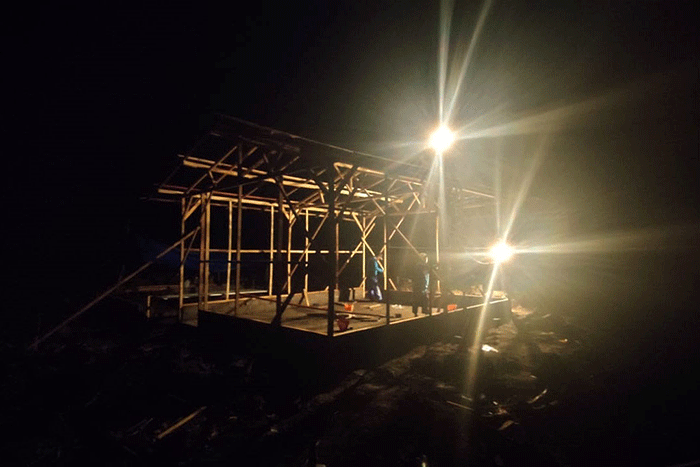 Relawan Indonesia Care membangun hunian sementara pengungsi Semeru di kawasan Candi Puro, Minggu (30/1/2022).