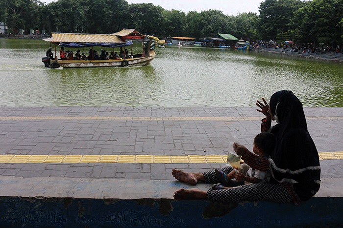 Warga mengisi waktu liburan tahun baru Imlek bersama keluarga di kawasan Waduk Sunter, Jakarta, Selasa (1/2/2022).