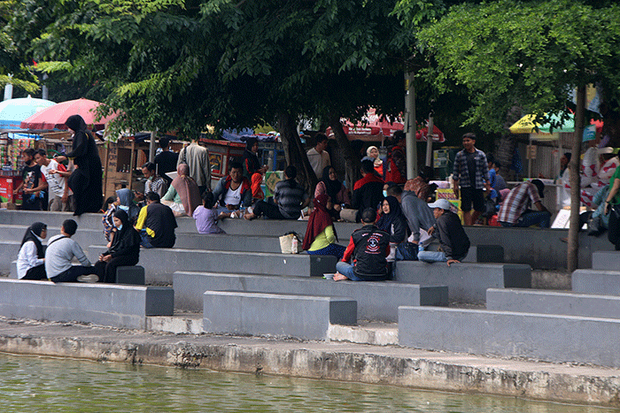 Warga mengisi waktu liburan tahun baru Imlek bersama keluarga di kawasan Waduk Sunter, Jakarta, Selasa (1/2/2022).