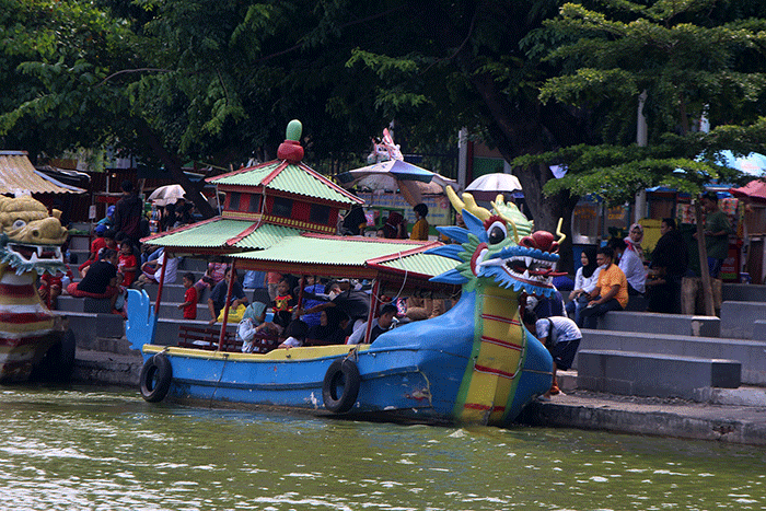 Warga mengisi waktu liburan tahun baru Imlek bersama keluarga di kawasan Waduk Sunter, Jakarta, Selasa (1/2/2022).