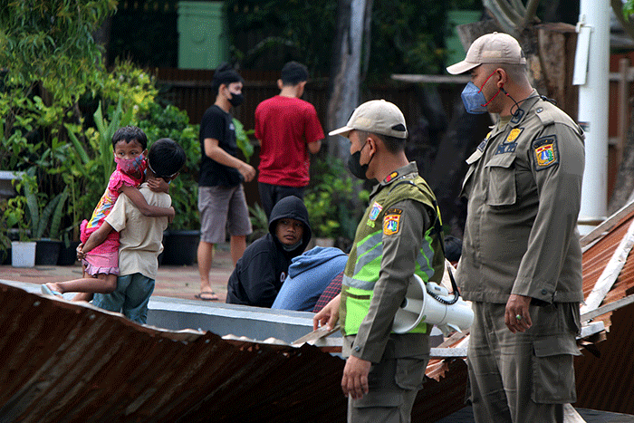 Warga mengisi waktu liburan tahun baru Imlek bersama keluarga di kawasan Waduk Sunter, Jakarta, Selasa (1/2/2022).