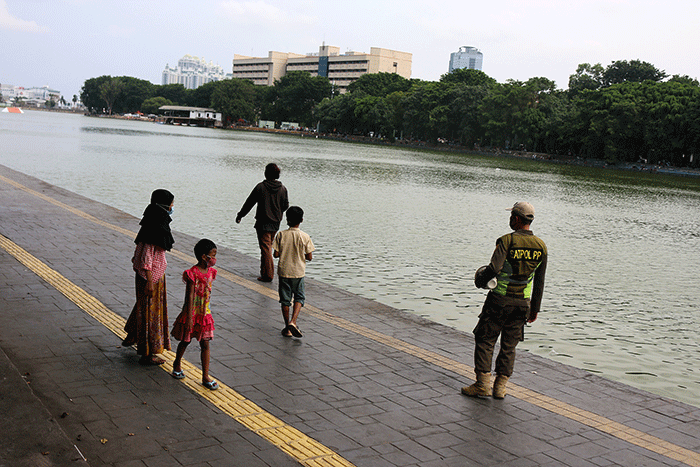 Warga mengisi waktu liburan tahun baru Imlek bersama keluarga di kawasan Waduk Sunter, Jakarta, Selasa (1/2/2022).