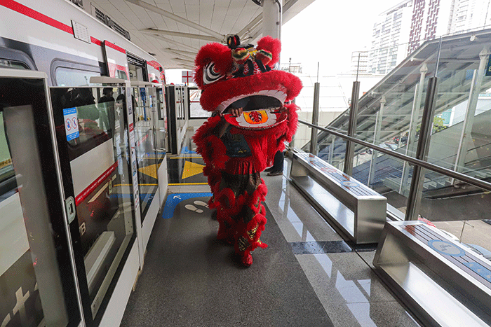 Sejumlah seniman barongsai beratraksi di Stasiun Lintas Raya Terpadu (LRT) Velodrome, Jakarta Timur, Selasa (1/2/2022).