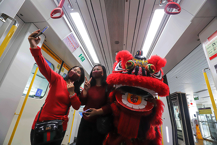 Sejumlah seniman barongsai beratraksi di Stasiun Lintas Raya Terpadu (LRT) Velodrome, Jakarta Timur, Selasa (1/2/2022).
