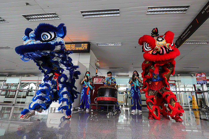 Sejumlah seniman barongsai beratraksi di Stasiun Lintas Raya Terpadu (LRT) Velodrome, Jakarta Timur, Selasa (1/2/2022).