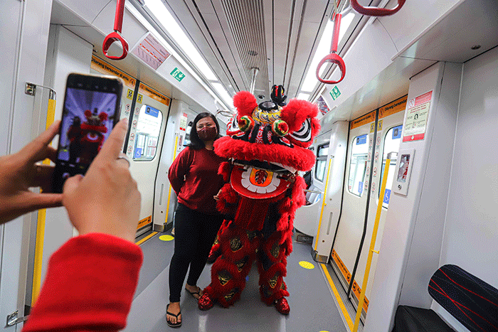 Sejumlah seniman barongsai beratraksi di Stasiun Lintas Raya Terpadu (LRT) Velodrome, Jakarta Timur, Selasa (1/2/2022).