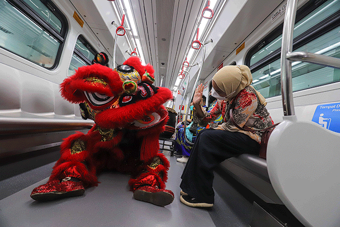 Sejumlah seniman barongsai beratraksi di Stasiun Lintas Raya Terpadu (LRT) Velodrome, Jakarta Timur, Selasa (1/2/2022).