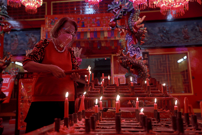 Warga keturunan Tionghoa bersembayang di Vihara Amurva Bhumi, Jakarta, Senin (31/1/2022).