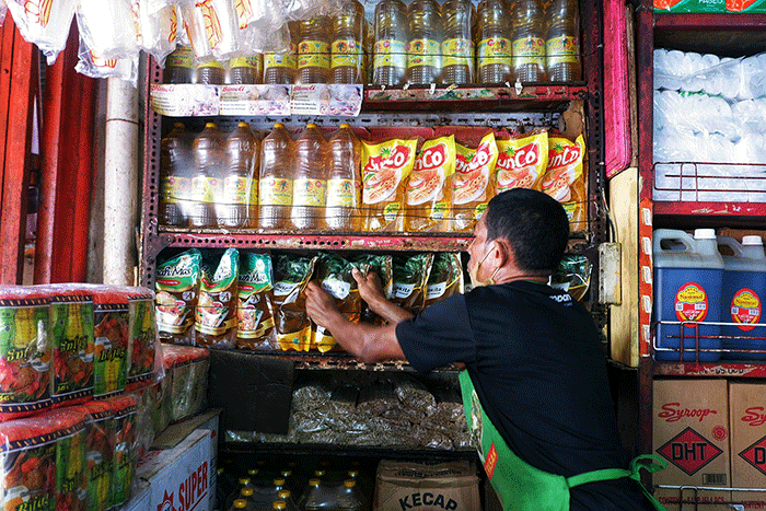 Pedagang menata jualan minyak goreng di Pasar Terong, Makassar, Selasa (1/2/2022).