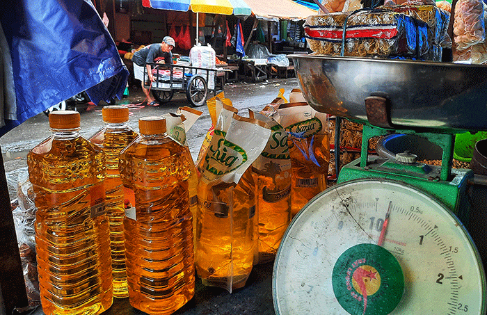 Pedagang menata jualan minyak goreng di Pasar Terong, Makassar, Selasa (1/2/2022).