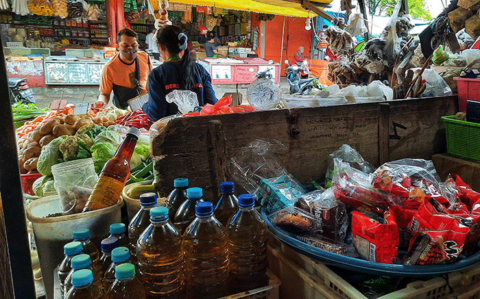 Pedagang menata jualan minyak goreng di Pasar Terong, Makassar, Selasa (1/2/2022).
