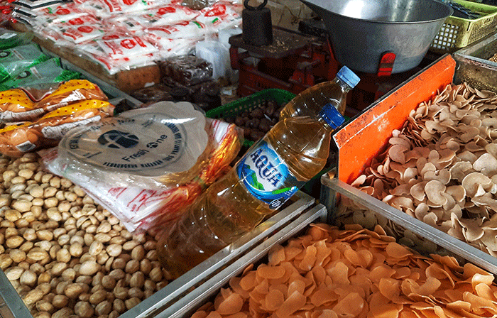 Pedagang menata jualan minyak goreng di Pasar Terong, Makassar, Selasa (1/2/2022).