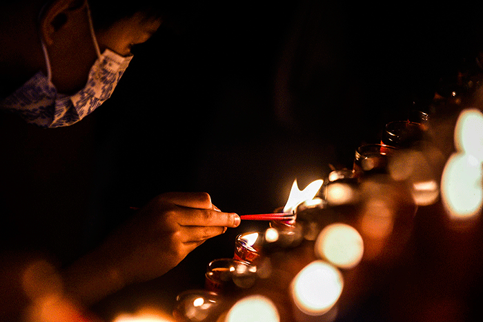 Malam menyambut tahun baru Imlek 4720 Vihara Dharmakirti Palembang menyalakan api pelita lilin sebanyak 900 yang, Senin (31/1/2022).