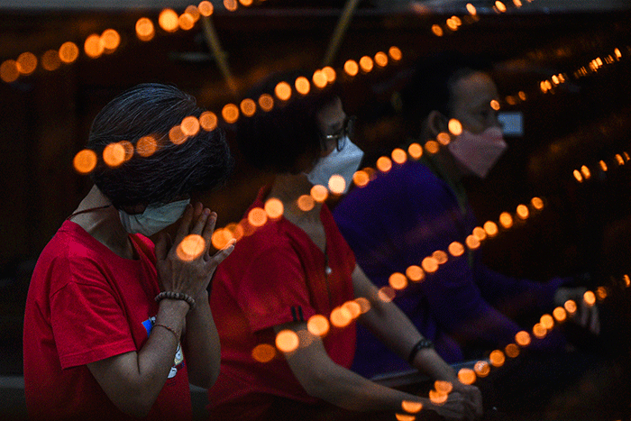 Malam menyambut tahun baru Imlek 4720 Vihara Dharmakirti Palembang menyalakan api pelita lilin sebanyak 900 yang, Senin (31/1/2022).