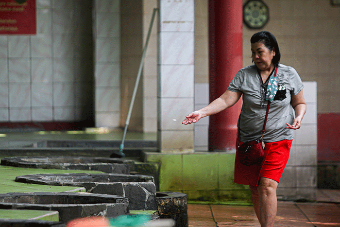 Sejumlah warga keturunan Tionghoa membasuh muka dengan air tujuh sumur Vihara Gayatri pada perayaan Tahun Baru Imlek 2573 di Cilangkap, Depok.