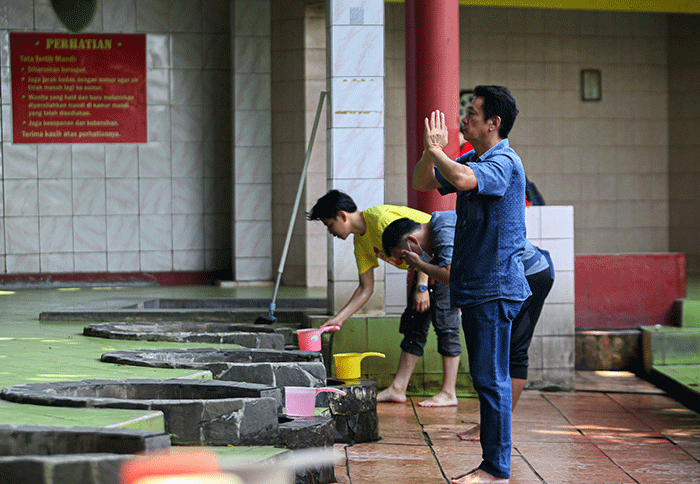 Sejumlah warga keturunan Tionghoa membasuh muka dengan air tujuh sumur Vihara Gayatri pada perayaan Tahun Baru Imlek 2573 di Cilangkap, Depok.