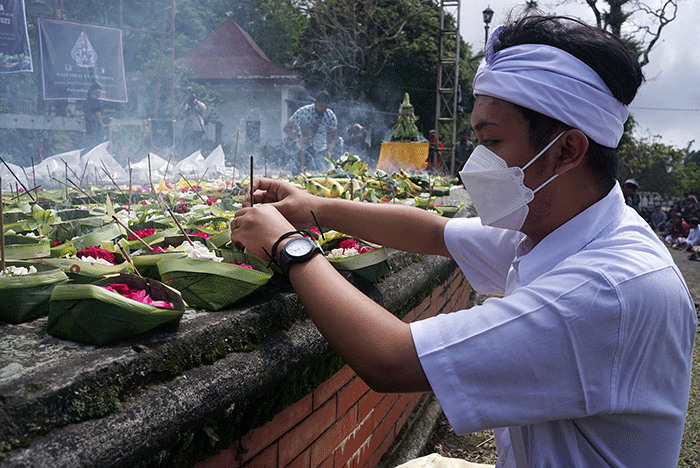 Ratusan peserta mengikuti Doa Lintas Agama Lintas Budaya bertajuk 1000 Sajen dan Dupa di pelataran Candi Gedong Songo, Kecamatan Bandungan.