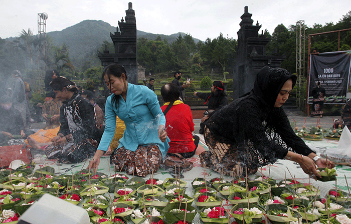 Ratusan peserta mengikuti Doa Lintas Agama Lintas Budaya bertajuk 1000 Sajen dan Dupa di pelataran Candi Gedong Songo, Kecamatan Bandungan.