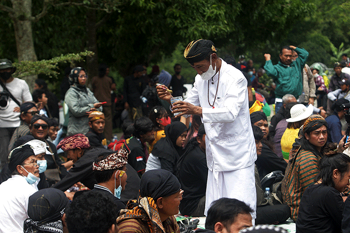 Ratusan peserta mengikuti Doa Lintas Agama Lintas Budaya bertajuk 1000 Sajen dan Dupa di pelataran Candi Gedong Songo, Kecamatan Bandungan.