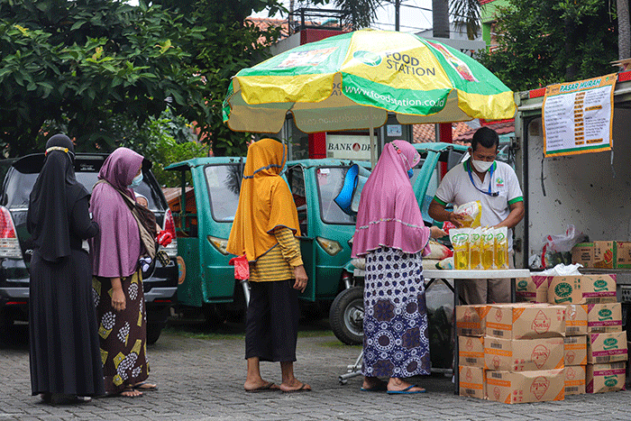 Warga mengantre membeli sembako murah di Kantor Kelurahan Cililitan, Jakarta Timur, Rabu (2/2/2022).