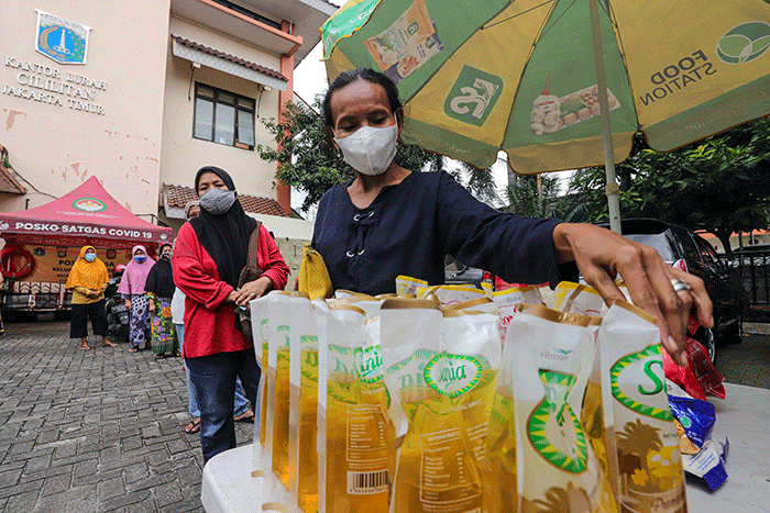 Warga mengantre membeli sembako murah di Kantor Kelurahan Cililitan, Jakarta Timur, Rabu (2/2/2022).