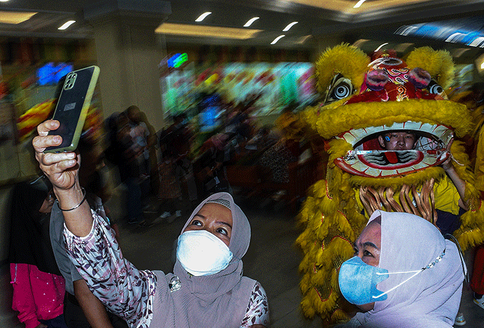 Memeriahkan Imlek 4720 Ogan Permata Indah (OPI) Mal, Kabupaten Banyuasin, selain memasang ornamen bernuansa Imlek juga menampilkan Barongsai.