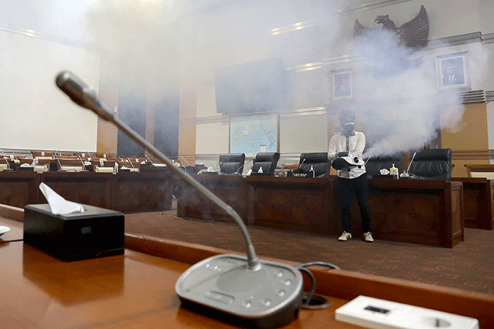 Petugas melakukan pengasapan disinfektan di ruang rapat Komisi I DPR, Kompleks Parlemen Senayan, Jakarta, Rabu, (2/2/2022).