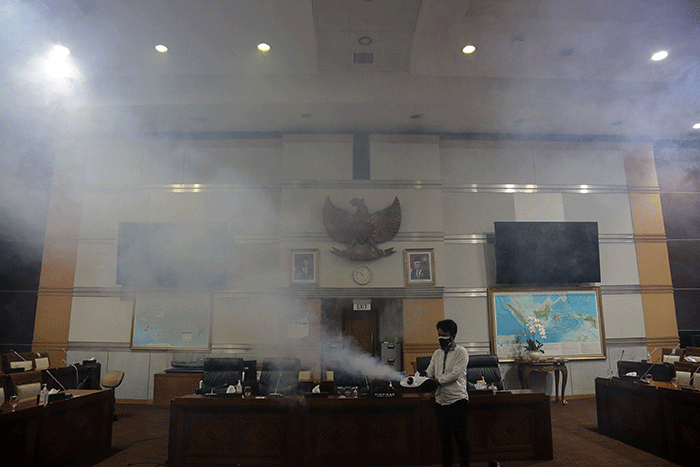 Petugas melakukan pengasapan disinfektan di ruang rapat Komisi I DPR, Kompleks Parlemen Senayan, Jakarta, Rabu, (2/2/2022).